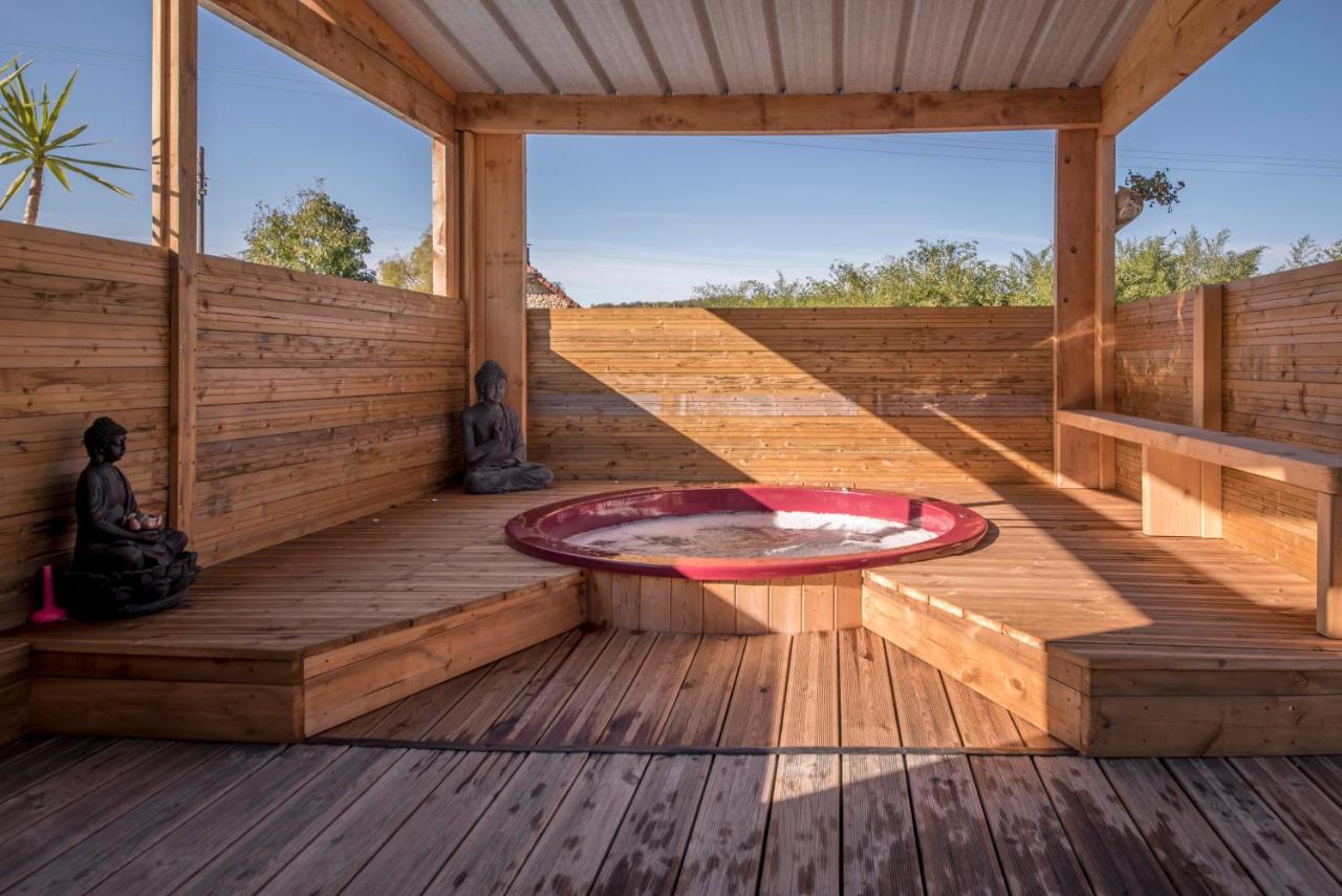 La Colline Aux Chalets, Jaccuzi, Sauna Saint-Chamarand Eksteriør bilde